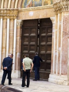 L'Aquila 11 giugno 2010Apertura arbitraria della porta santa di Collemaggio